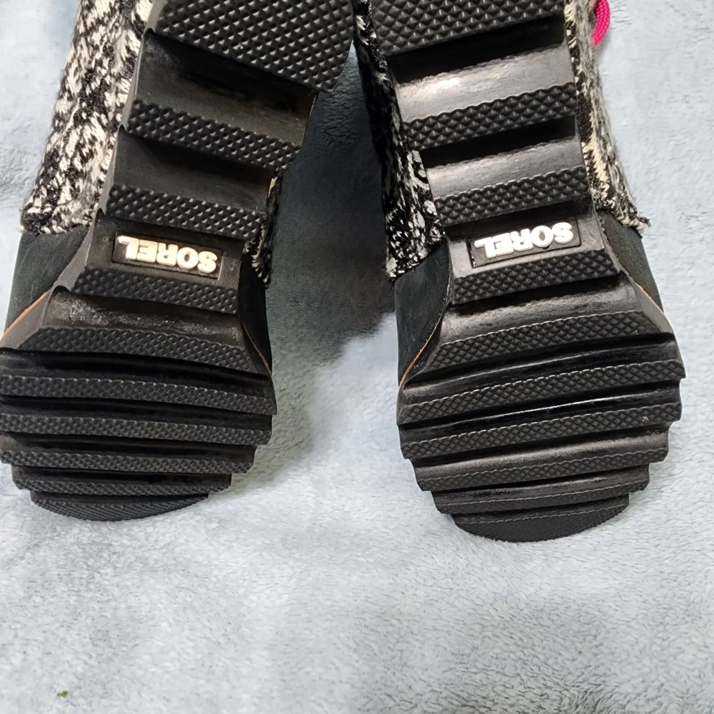 Sorel Women Black Boots with Hot Pink Laces Size 6